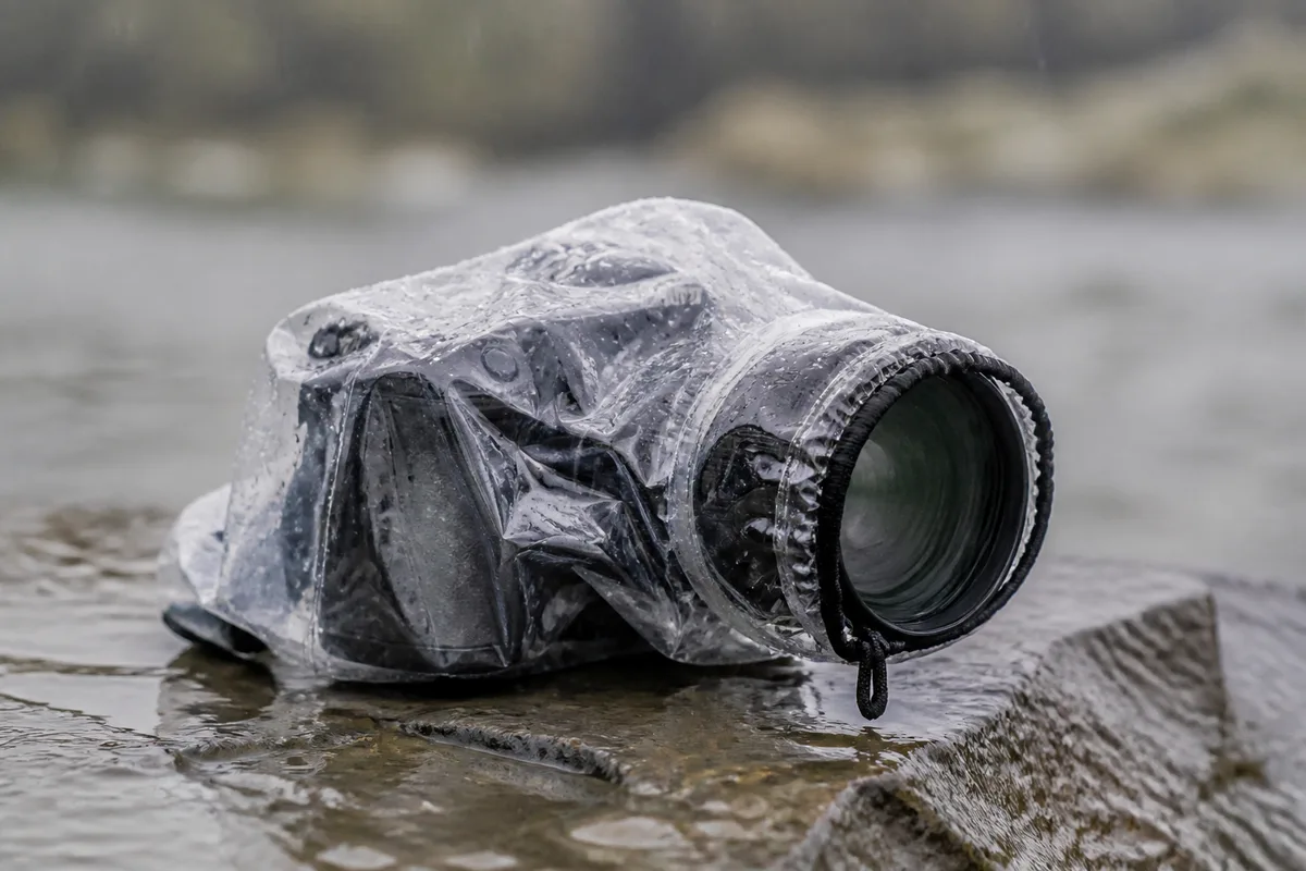 Boîtier photo protégé par une housse de pluie transparente